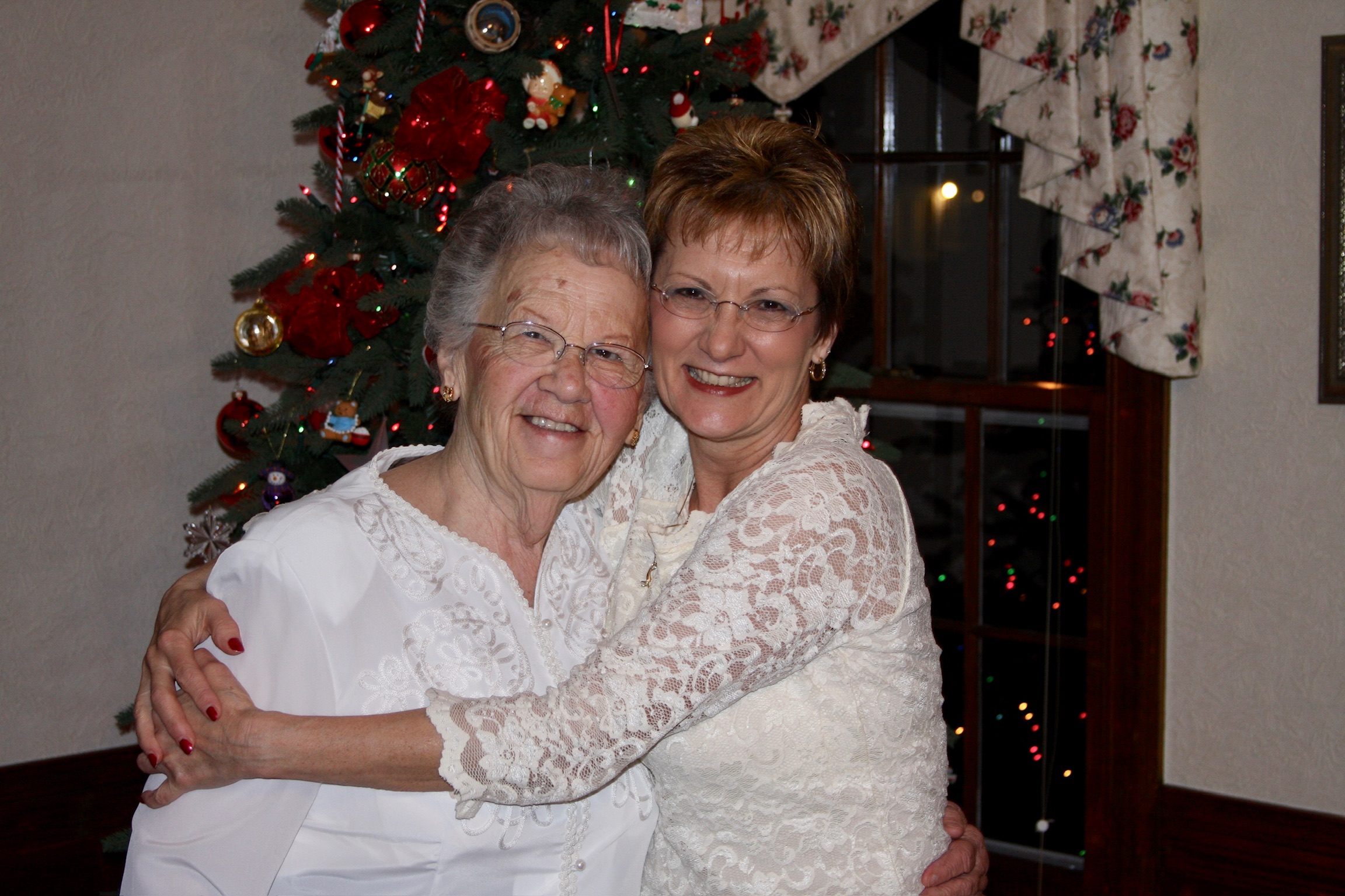 Victoria “Vicky” Searls Traylor and mother hugging